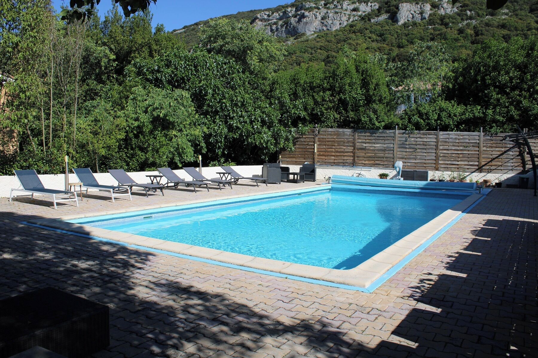 Una piscina al aire libre