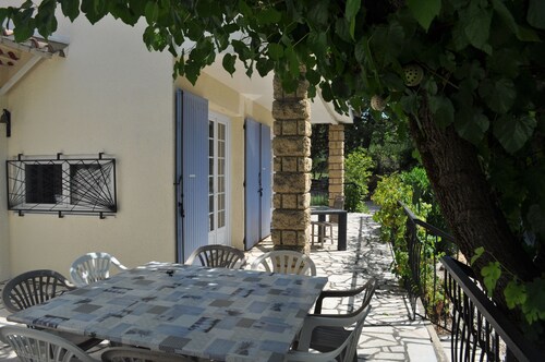 Spacious villa with pool & all comforts, at the foot of Mont Bouquet, near Uzes