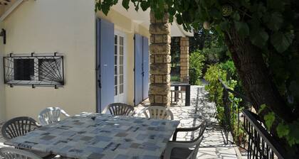 Spacious villa with pool & all comforts, at the foot of Mont Bouquet, near Uzes