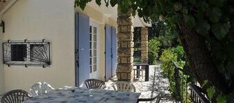 Spacious villa with pool & all comforts, at the foot of Mont Bouquet, near Uzes