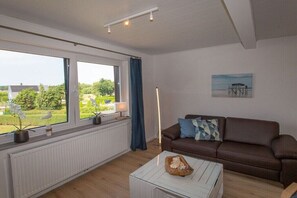 Smart TV - Coastal Holiday Apartment in Glowe (Glowe)