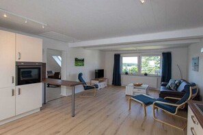 Smart TV - Coastal Holiday Apartment in Glowe (Glowe)
