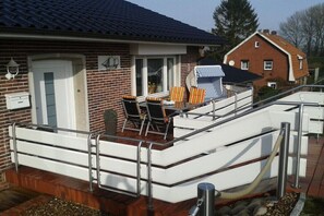 Outdoor dining - Holiday apartment with 2 bedrooms (Drochtersen)