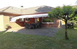 Outdoor dining - Elegant Holiday Home in Ganderkesee (Ganderkesee)