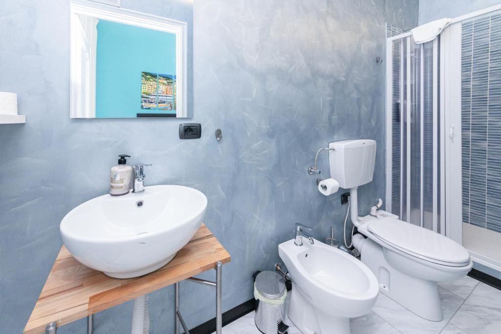 Doppia Basic, non fumatori, bagno privato (N6) | Bagno | Doccia, asciugacapelli, asciugamani, sapone