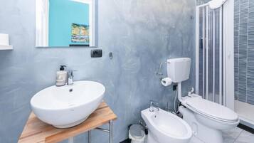 Doppia Basic, non fumatori, bagno privato (N6) | Bagno | Doccia, asciugacapelli, asciugamani, sapone