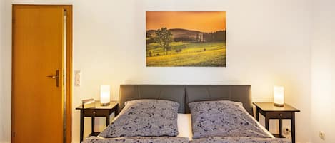 2 habitaciones, tabla de planchar con plancha, wifi y ropa de cama