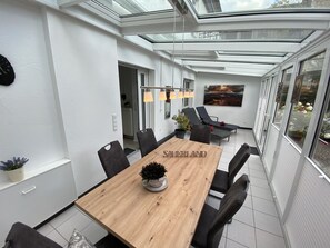 Outdoor dining - Apartment 'Fewo Veischedetal Im Sauerland' with Private Terrace, Shared Garden and Wi-Fi (Lennestadt)