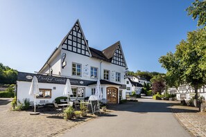 Un edificio tradicional con un cartel que dice 'Krombacher' y 'Diekhof Gasthof'.