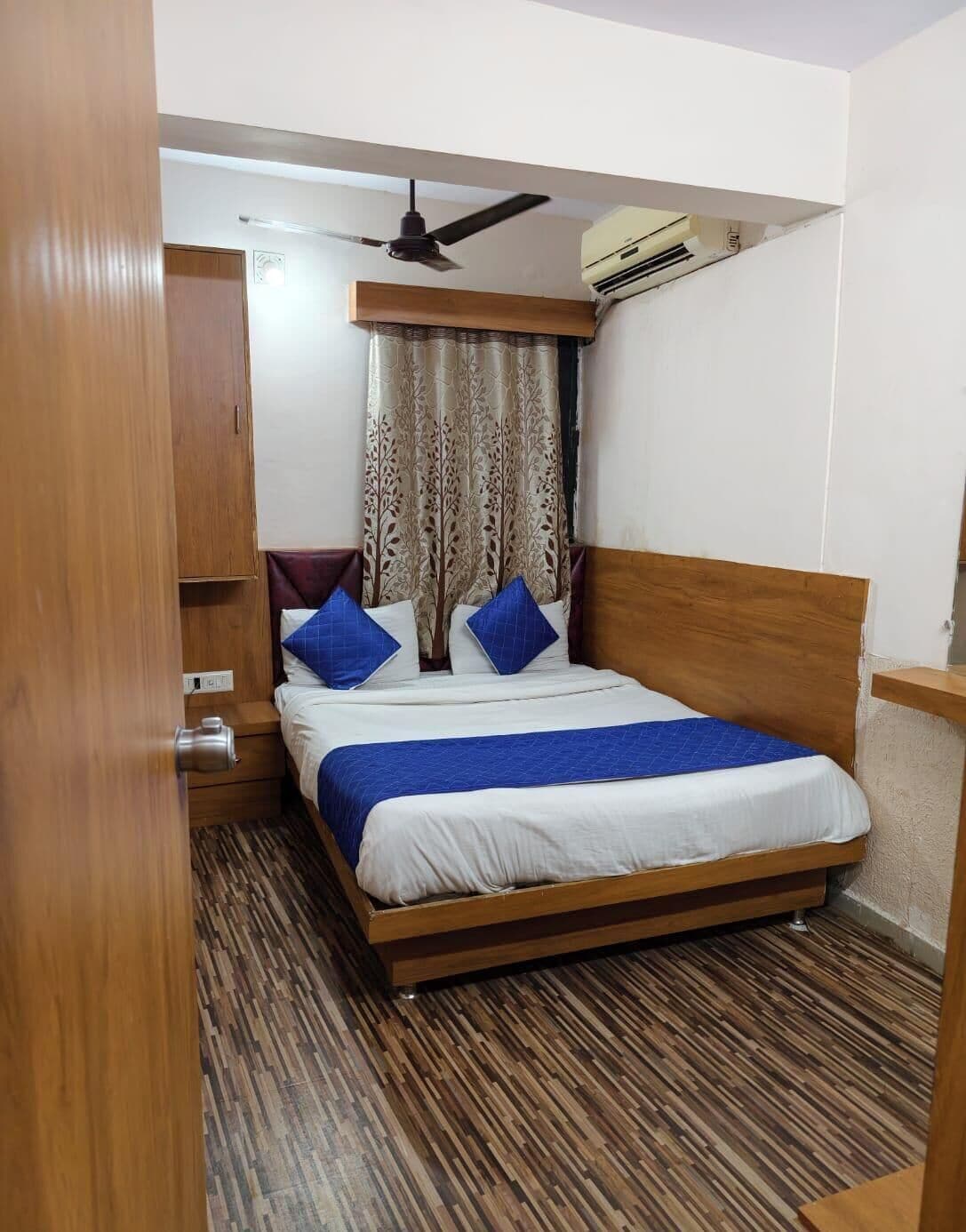 Deluxe Room | Egyptian cotton sheets, premium bedding, memory foam beds, desk