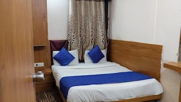 Deluxe Room | Egyptian cotton sheets, premium bedding, memory foam beds, desk