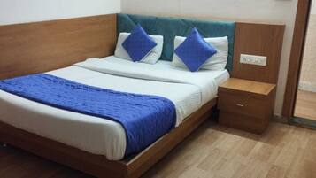 Deluxe Room | Egyptian cotton sheets, premium bedding, memory foam beds, desk
