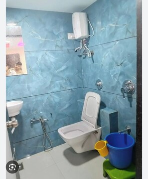 Quarto standard | Banheiro | Chuveiro, chuveiro com efeito de chuva, produtos de toalete grátis 