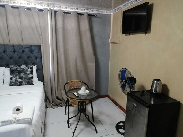 Room, 1 Bedroom, Accessible, Smoking | Room amenity
