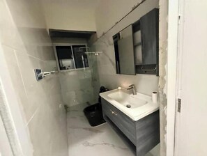 Een douche, een haardroger, handdoeken, zeep