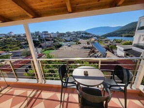 Deluxe Triple Room, Balcony, Lake View | Tempat makan luar