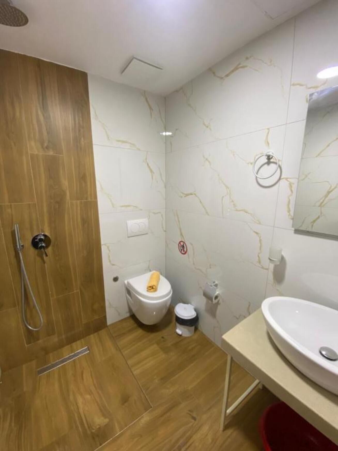 Standard Triple Room, Balcony, Garden View | Bathroom | Shower, free toiletries, hair dryer, towels
