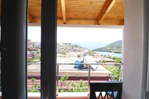Deluxe Triple Room, Balcony, Lake View | Interior - Villa Juli Ksamil (Ksamil)
