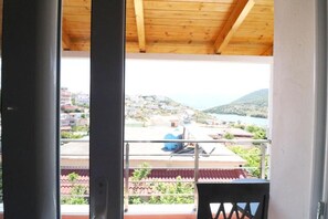 Deluxe Triple Room, Balcony, Lake View | Bahagian dalam