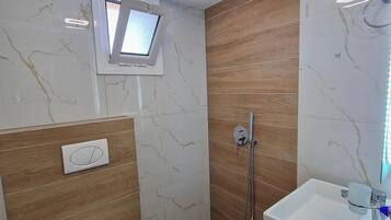 Deluxe-Dreibettzimmer, Balkon, Seeblick | Badezimmer
