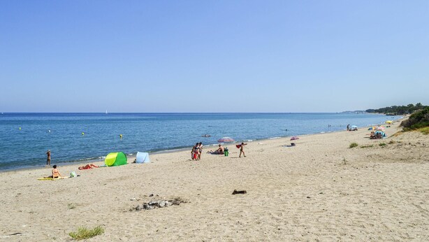 A beach with tents, umbrellas, and people. - 1 bedroom amazing apartment in Moriani-Plage (Moriani-Plage)