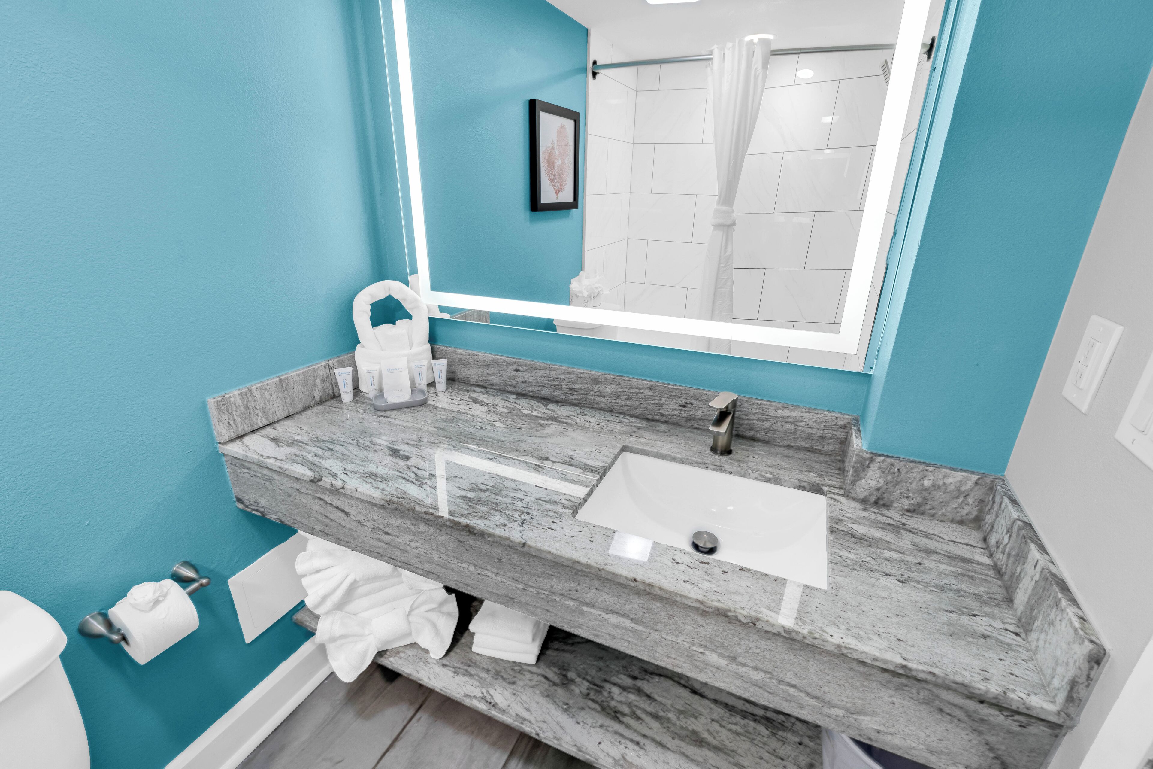 Exclusieve studio, 2 queensize bedden, balkon, aan het strand | Badkamer | Een bad/douchecombinatie, gratis toiletartikelen, een haardroger