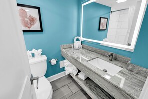 Studio Eksklusif, 2 Tempat Tidur Queen, balkon, pemandangan kebun | Kamar mandi | Kombinasi shower/bathtub dan perlengkapan mandi gratis