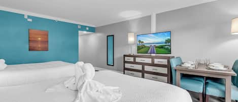 Exclusive-Studio, 2 Queen-Betten, Balkon, Strandnähe | Wohnbereich | 55-Zoll-Smart-TV mit Digitalempfang