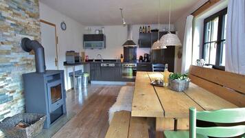 Coffee/tea maker, fridge, microwave, oven