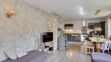 Smart TV, fireplace