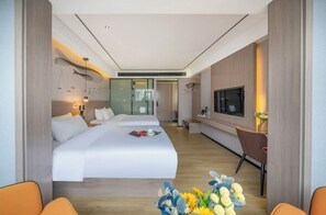 Escritorio, espacio para trabajar con laptop y cortinas blackout 