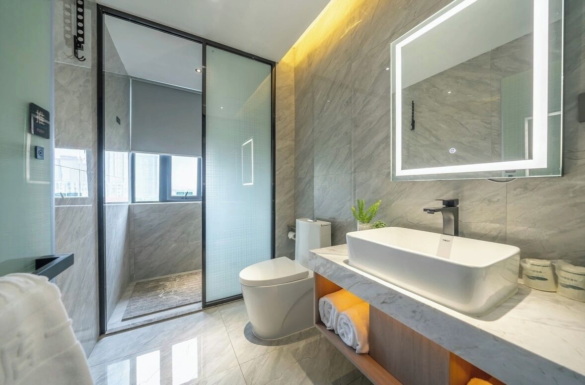 Habitación doble | Baño | Ducha, secador de pelo, zapatillas y toallas
