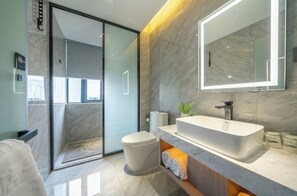 Camera doppia | Bagno | Doccia, asciugacapelli, pantofole, asciugamani