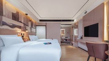 Suite, City View | Desk, laptop workspace, blackout drapes, soundproofing