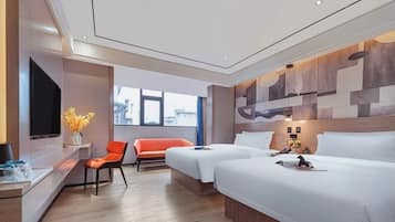 Suite, vistas a la ciudad | Escritorio, espacio para trabajar con un portátil, cortinas opacas