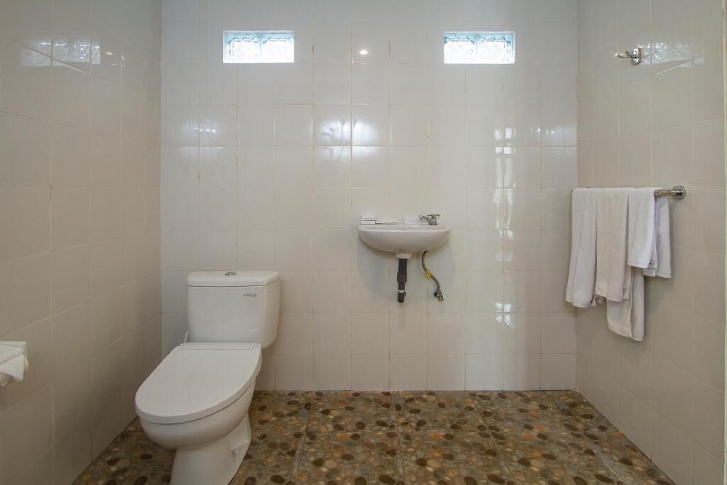 Towels, soap, shampoo, toilet paper