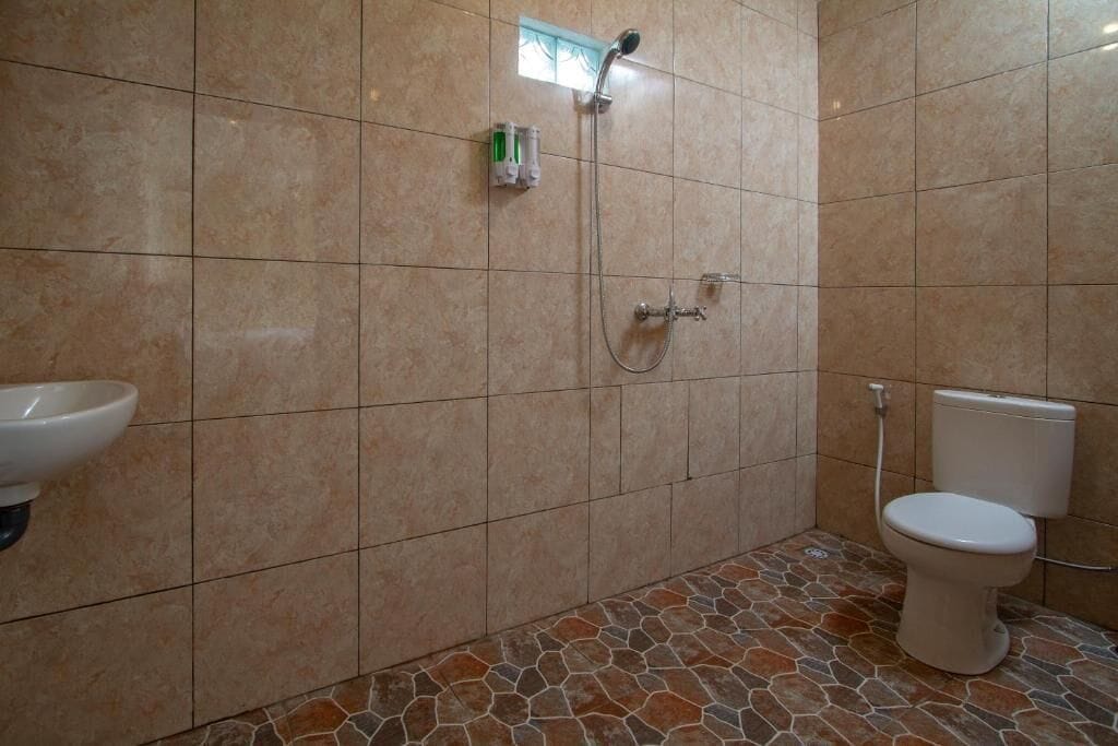 Villa, balcón, vistas al jardín | Baño | Toallas, jabón, champú y papel higiénico