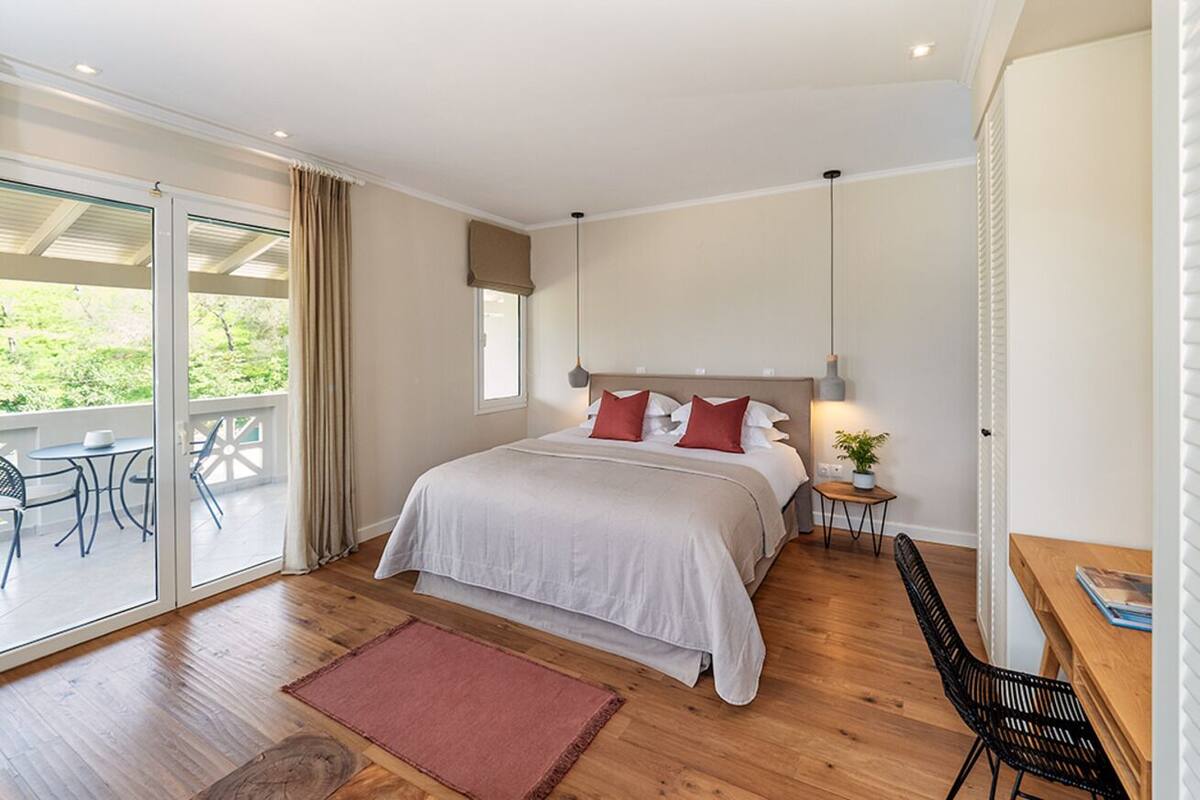 Luxury Suite, Sea View - Room 105 | In-room safe, desk, WiFi (free), bed sheets