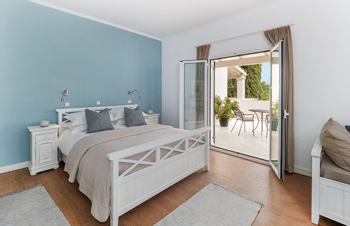 Quarto triplo júnior, vista para o mar | Cofres nos quartos, escrivaninha, berços grátis, Wi-Fi de cortesia