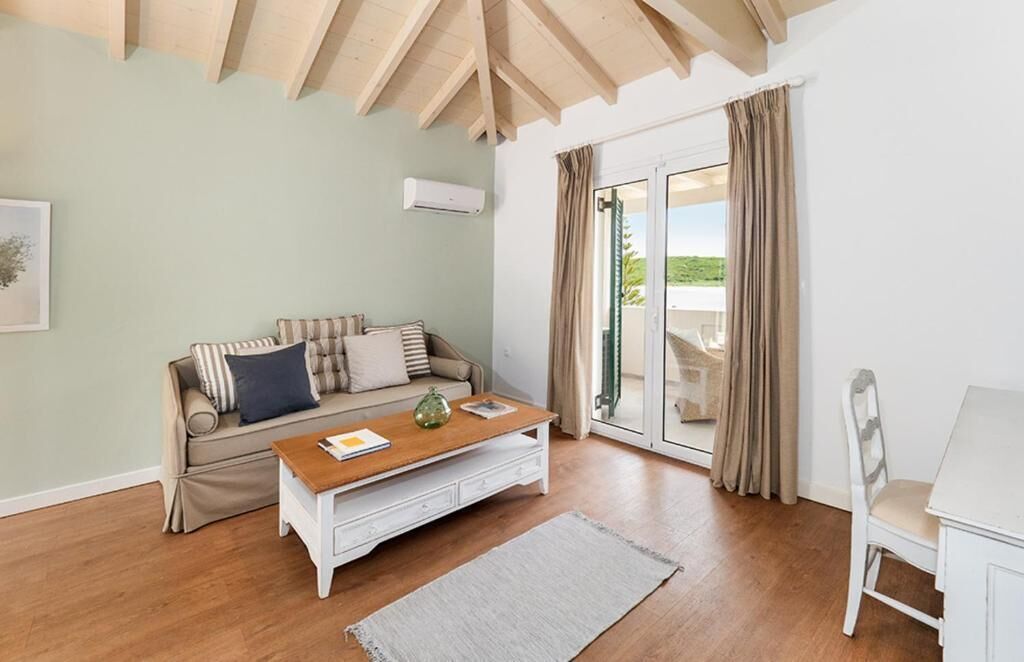 Junior Double or Twin Room, Sea View | Living area