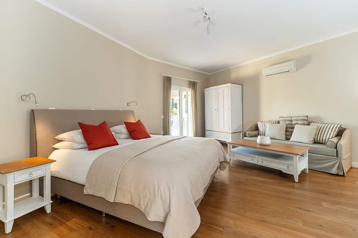 Camera Comfort con letto matrimoniale o 2 letti singoli, vista mare | Una cassaforte in camera, una scrivania