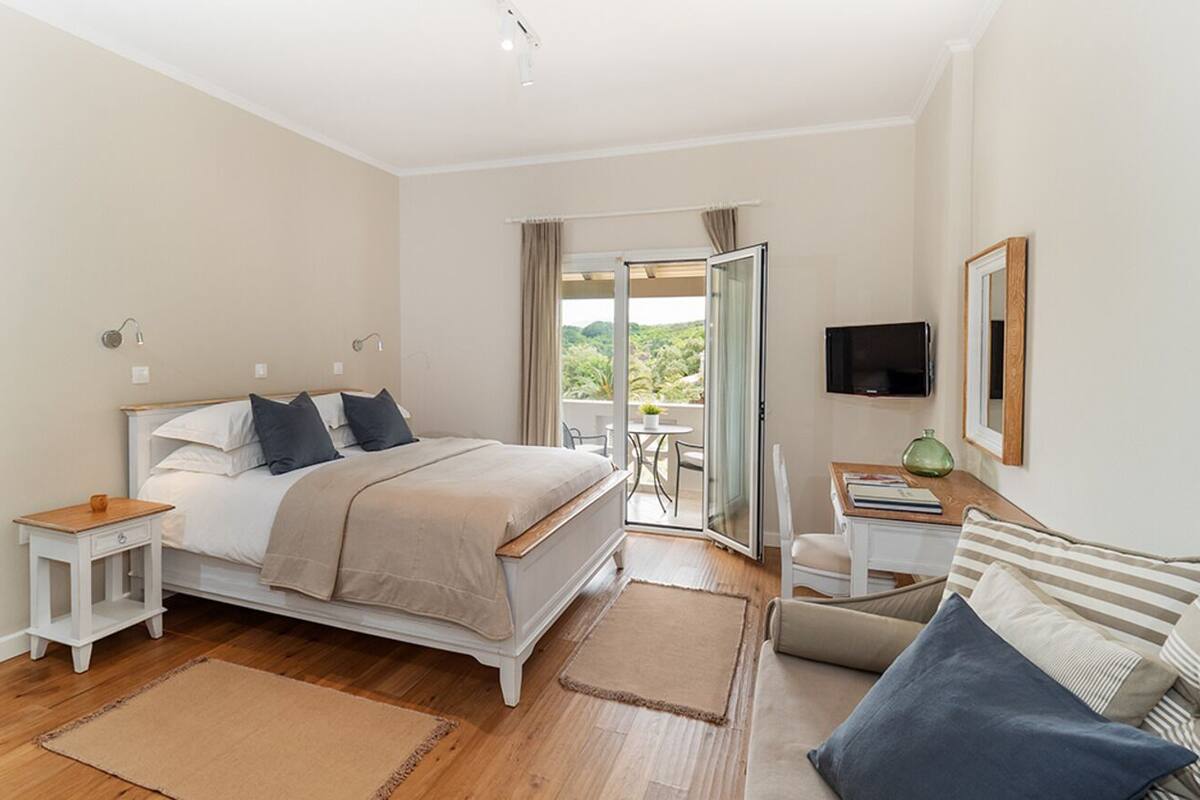 Superior Double Room - Room 205 | In-room safe, desk, WiFi (free), bed sheets