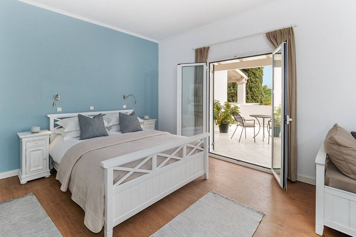 In-room safe, desk, WiFi (free), bed sheets