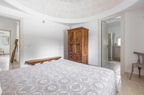 2 bedrooms, iron/ironing board, travel cot, free WiFi - Borgo Paoli Authentic Trullo Lei Ostuni, with private pool and olive groove (Ostuni)