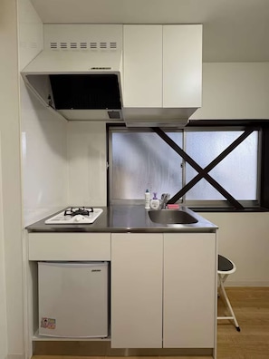 Fridge, microwave, stovetop, cookware/dishes/utensils - LunaStay Apartments - 101 (Sumida-ku)