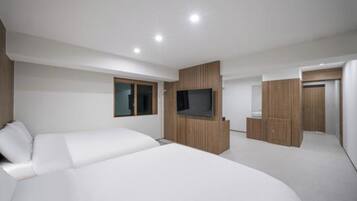 Una camera da letto moderna con un letto grande, una TV e armadi a muro.