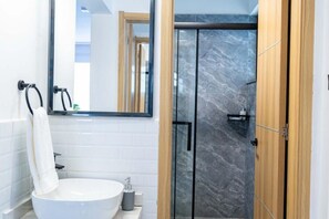 Shower, hair dryer, bidet, towels - Tranquil  2-Bed Haven, Peaceful Nairobi Gem (Nairobi)