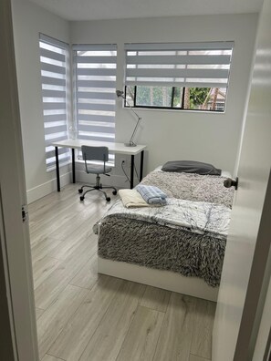 Iron/ironing board, internet, bed sheets