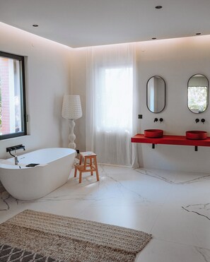 Shower, hair dryer, towels, soap - Vrbo Property (Saint-Raphaël)