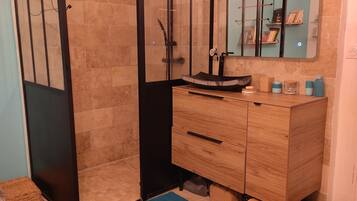 Dusche, Handtücher, Seife, Toilettenpapier